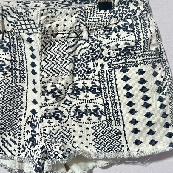 Geometric Black and White Jean Shorts 9 - Picture 4 of 9